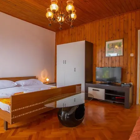 Apartment Pilass Apartman *